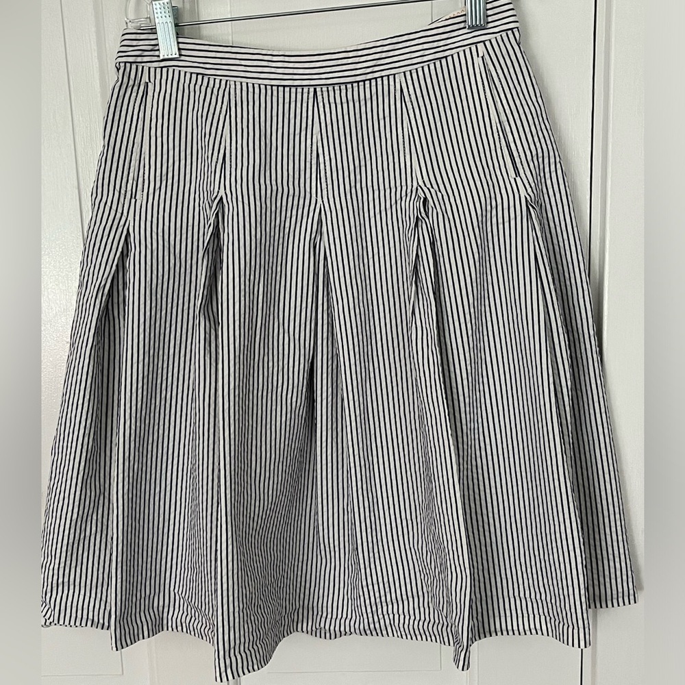 J Crew Navy White Pinstriped Pleated 100% Cotton Seersucker Skirt Size 2